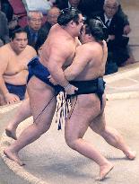 Tochiazuma beats Wakanosato